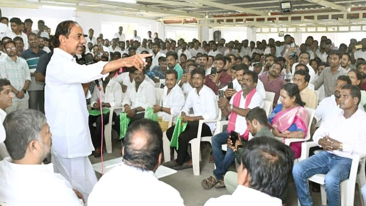 KCR meets korutla Nizamabad BRS leaders and assured them over BRS defeat KCR News: బీఆర్ఎస్ వీడి దొంగల్లో కలిసెటోళ్ల మీద బాధలేదు, మనకు గిదో లెక్కనా? - కేసీఆర్