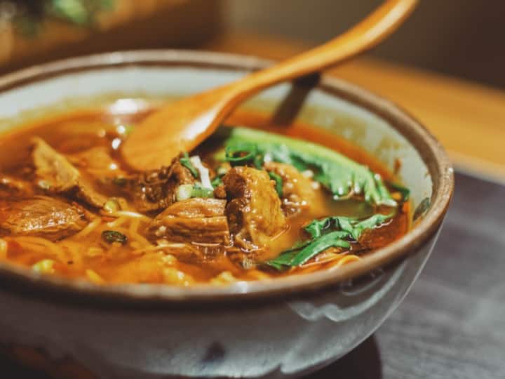 பிரஷர் குக்கரில் 10 விசில் வரும் வரை காத்திருக்கவும் . அதன் பிறகு குக்கரை திறந்து நறுக்கிய கொத்தமல்லி சேர்த்து பரிமாறினால் சுவையான நெஞ்செலும்பு சூப் தயார்.