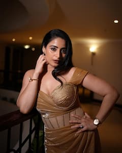 Aishwarya Sharma Glitters Like Gold In Bodycon Outfit; See Pics