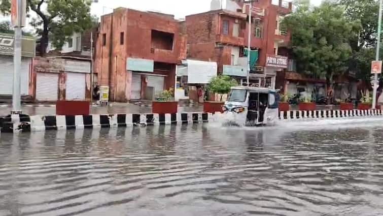 Monsoons rains in Agra waterlogging on roads and drains in Agra during first up rain Agra Rains Update: पहली बारिश में ही आगरा का हाल बेहाल, दरिया बनी ताजनगरी की सड़कें