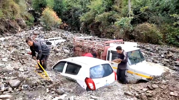 Himachal Pradesh rains: Shimla triggering landslide, several vehicles stuck in debris ANN Himachal Monsoon: शिमला में मानसून की पहली बारिश ने मचाई तबाही, सड़कों पर मलबा आने से कई गाड़ियां दबी