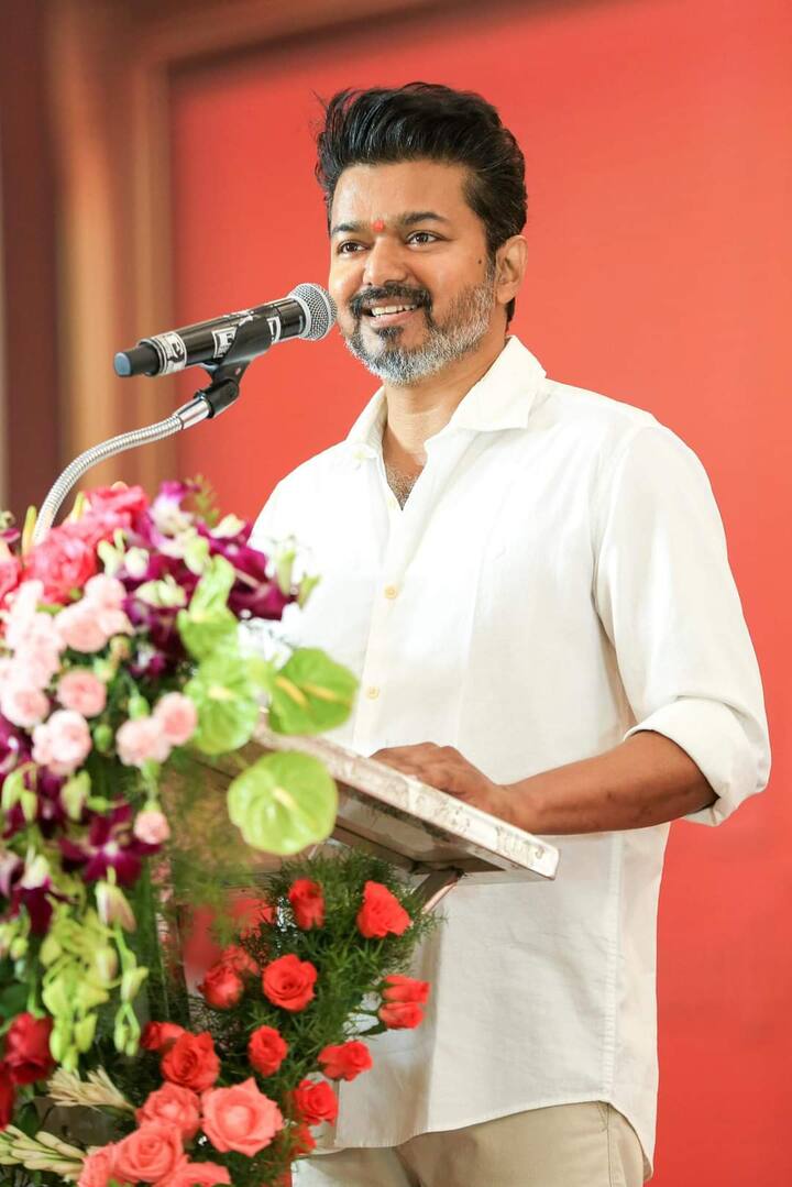 “எந்தத் துறையும் நல்லதுதான்.. 100 சதவீதம் உழைப்பைக் கொடுத்தால் வெற்றி நிச்சயம் கிடைக்கும்” என்று நடிகரும் தவெக தலைவருமான விஜய் பேசினார்
