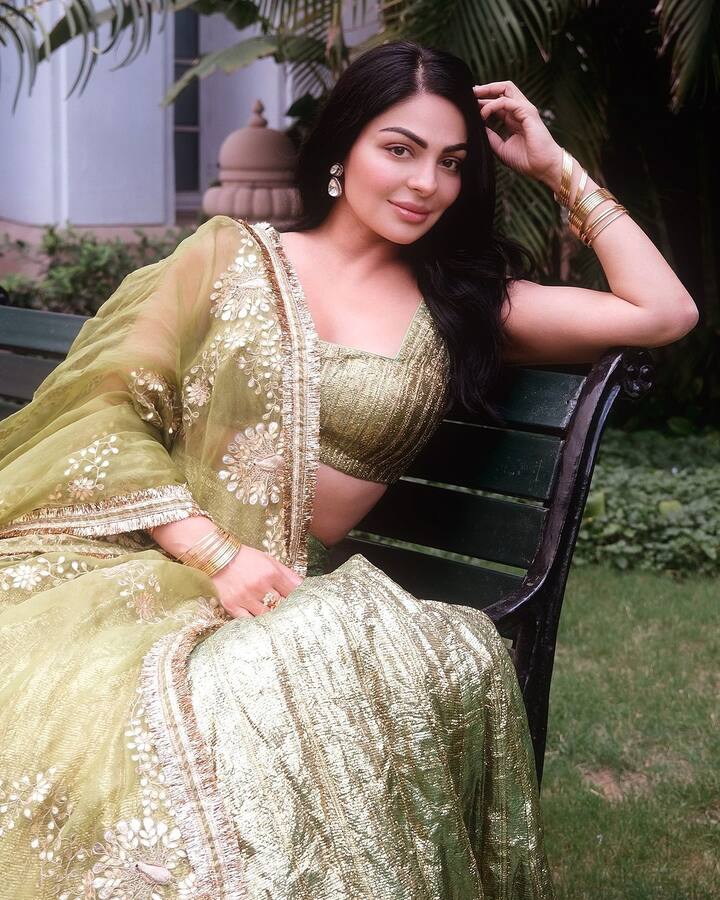 लेकिन बचपन से ही नीरू को एक्ट्रेस बनने का शौक था. इसलिए वो विदेश छोड़कर मुंबई शिफ्ट हो गई. फिर उन्होंने साल 1998 में आई फिल्म ‘मैं सोलह बरस की’ से अपना डेब्यू किया.