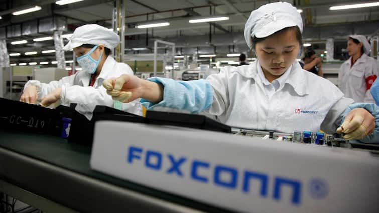 Foxconn Employment Row: Tamil Nadu Plant's Hiring Practices Questioned By Trade Unions Foxconn Employment Row: Tamil Nadu Plant's Hiring Practices Questioned By Trade Unions