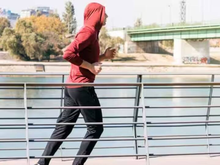 ਇਸ ਦੇ ਚੱਲਣ ਦਾ ਪੈਟਰਨ ਥੋੜ੍ਹਾ ਵੱਖਰਾ ਹੈ। ਖੋਜ ਦੇ ਅਨੁਸਾਰ, ਫਾਰਵਰਡ ਰਨਿੰਗ ਦੀ ਤੁਲਨਾ ਵਿੱਚ ਬੈਕਵਰਡ ਰਨਿੰਗ ਬਿਹਤਰ ਹੈ ਅਤੇ ਤੇਜ਼ੀ ਨਾਲ ਭਾਰ ਘਟਾਉਣ ਵਿੱਚ ਮਦਦ ਕਰਦੀ ਹੈ।
