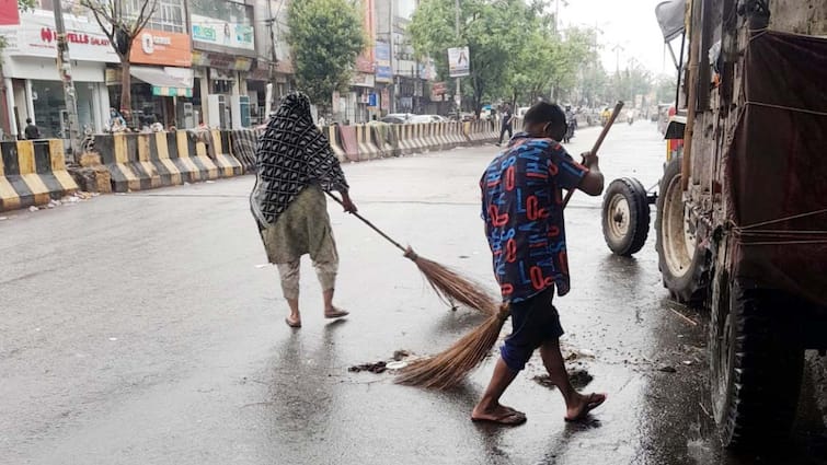 Gurugram Municipal Corporation Commissione after rain clean Sanitation workers streets ann गुरुग्राम में बरसात के बीच सफाई करते नजर आए निगम कर्मचारी, 19 अधिकारियों कर रहे निगरानी