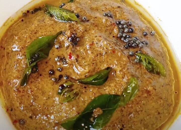 கடைசியாக தாளிப்பு கரண்டியில் எண்ணெய் ஊற்றி சூடானதும், கடுகு, சீரகம், கறிவேப்பிலை, சேர்த்து தாளிப்பை துவையலுடன் சேர்த்தால் சுவையான கொள்ளு துவையல் தயார்.