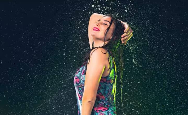 ਮੀਂਹ ਵਿੱਚ ਗਿੱਲੇ ਹੋਣ ਤੋਂ ਬਾਅਦ ਗਿੱਲੇ ਕੱਪੜੇ ਪਾਉਣਾ ਸਿਹਤ ਲਈ ਠੀਕ ਨਹੀਂ ਹੈ। ਇਸ ਕਰਕੇ ਤੁਹਾਨੂੰ ਜ਼ੁਕਾਮ ਅਤੇ ਖੰਘ ਹੋ ਸਕਦੀ ਹੈ। ਗਿੱਲੇ ਕੱਪੜਿਆਂ ਨਾਲ ਸਰੀਰ ਠੰਡਾ ਹੋ ਜਾਂਦਾ ਹੈ। ਜਦੋਂ ਸਰੀਰ ਠੰਡਾ ਹੋ ਜਾਂਦਾ ਹੈ, ਤਾਂ ਤੁਹਾਨੂੰ ਠੰਡ ਲੱਗਣ ਲੱਗ ਜਾਂਦੀ ਹੈ। ਤੁਹਾਨੂੰ ਛਿੱਕਾਂ ਆਉਣ ਲੱਗ ਜਾਂਦੀਆਂ ਹਨ ਅਤੇ ਤੁਹਾਡੀ ਨੱਕ ਵਗਣ ਲੱਗ ਜਾਂਦੀ ਹੈ। ਇਸ ਲਈ ਮੀਂਹ 'ਚ ਭਿੱਜਣ ਤੋਂ ਤੁਰੰਤ ਬਾਅਦ ਕੱਪੜੇ ਬਦਲ ਲੈਣੇ ਚਾਹੀਦੇ ਹਨ।