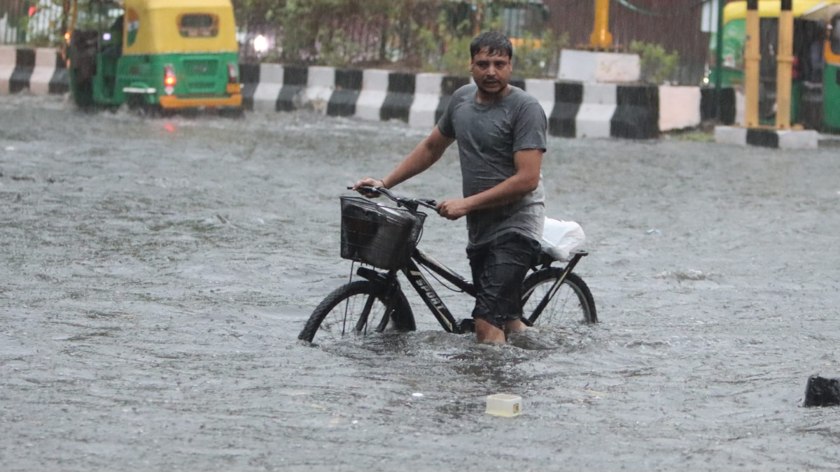 Delhi Rains: भारी बारिश से दिल्ली पानी-पानी, कहीं कार तो कहीं डूबी बस, मेट्रो में भी लोग हलकान