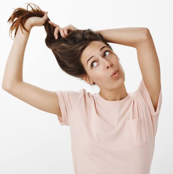 ਪਿਆਜ਼ ਦੇ ਤੇਲ ਨੂੰ ਵਾਲਾਂ 'ਤੇ ਲਗਾਉਣ ਨਾਲ ਨਾ ਸਿਰਫ ਖੂਨ ਦਾ ਸੰਚਾਰ ਠੀਕ ਹੁੰਦਾ ਹੈ ਸਗੋਂ ਸਮੇਂ ਤੋਂ ਪਹਿਲਾਂ ਵਾਲਾਂ ਦੇ ਸਫੈਦ ਹੋਣ ਦੀ ਸਮੱਸਿਆ ਵੀ ਦੂਰ ਹੁੰਦੀ ਹੈ। ਇਸ ਉਪਾਅ ਨੂੰ ਕਰਨ ਲਈ, ਇੱਕ ਪੈਨ ਵਿੱਚ ਸਰ੍ਹੋਂ ਜਾਂ ਨਾਰੀਅਲ ਦਾ ਤੇਲ ਗਰਮ ਕਰੋ, ਪਿਆਜ਼ ਦੇ ਟੁਕੜੇ ਜਾਂ ਪੇਸਟ ਪਾਓ ਅਤੇ ਚੰਗੀ ਤਰ੍ਹਾਂ ਪਕਾਓ। ਫਿਰ ਇਸ ਨੂੰ ਕੁਝ ਦੇਰ ਠੰਡਾ ਹੋਣ ਲਈ ਰੱਖ ਦਿਓ। ਹੁਣ ਇਸ ਨੂੰ ਫਿਲਟਰ ਜਾਂ ਸੂਤੀ ਕੱਪੜੇ ਨਾਲ ਫਿਲਟਰ ਕਰੋ ਅਤੇ ਸ਼ੀਸ਼ੇ ਦੀ ਬੋਤਲ ਵਿਚ ਸਟੋਰ ਕਰੋ।