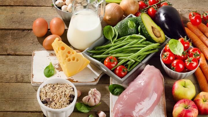 Balanced Diet:- The weather can change how your stomach breaks down food leading to swelling or gas. Stomach pain and disruption of regular bowel movements are something to look out for. It’s better to consume a balanced diet high in fibre, low in meat fats, and vegetables from a specific season. Never buy food from the roadside because it might have dirty rainwater mixed in it. (Image Source: Canva)