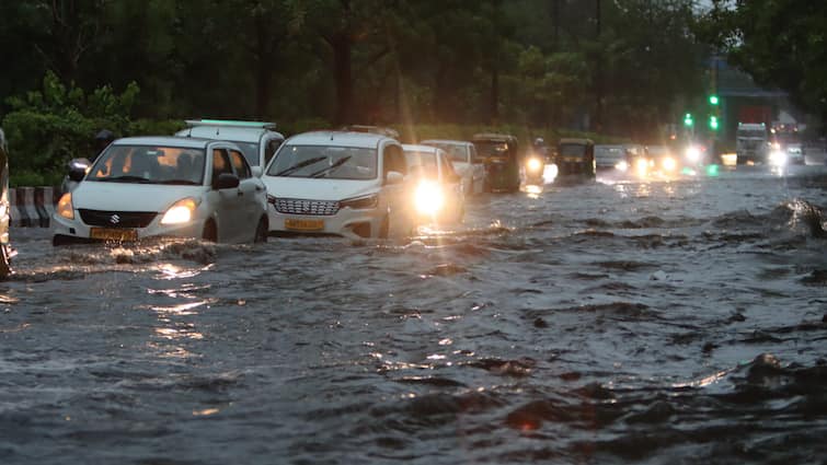 Delhi Rain: भारी बारिश से दिल्ली पानी-पानी, कहीं कार तो कहीं डूबी बस, मेट्रो में भी लोग हलकान