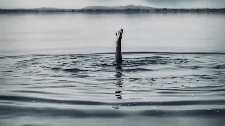 पाकिस्तान में आत्महत्या करने वालों की संख्या हर साल बढ़ती जा रही है. आत्महत्या की कई वजह हैं, जिनमें आर्थिक तंगी, बेरोजगारी, डिप्रेशन और आतंकवाद शामिल हैं.