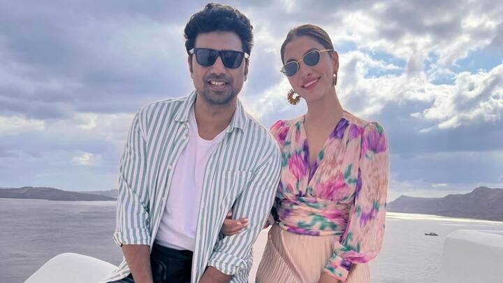 সোশ্যাল মিডিয়ায় একগুচ্ছ বিভিন্ন জায়গায় সফরের ছবি দিয়ে রুক্মিণীকে জন্মদিনের শুভেচ্ছা জানিয়েছিলেন দেব। সেখানে তিনি রুক্মিণীকে উল্লেখ করেছিলেন সেরা সফরসঙ্গী হিসেবে।