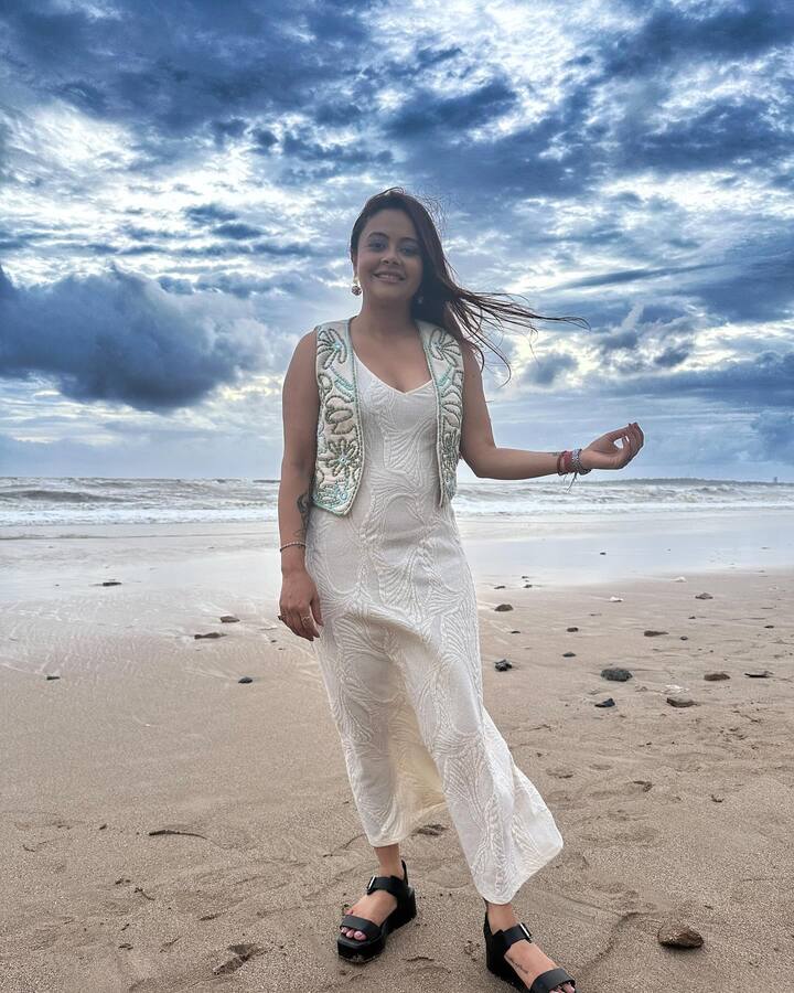 सोशल मीडिया यूजर्सच्या नजरा अभिनेत्रीच्या पोटावर खिळल्या आहेत. तिचे बेबी बंप स्पष्ट दिसत असल्याचे लोकांचे म्हणणे आहे.