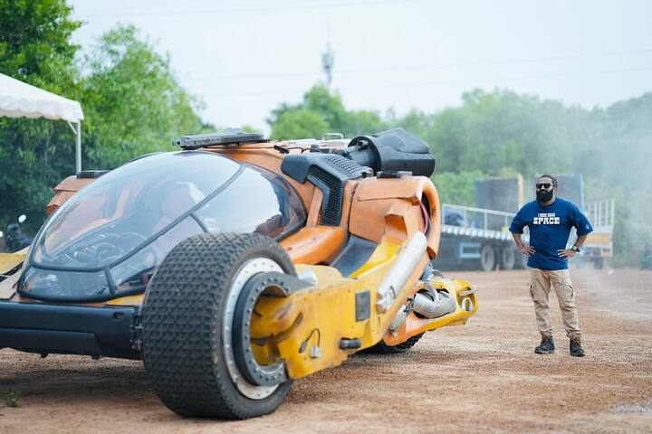 దర్శకుడు నాగ్ అశ్విన్ ఆలోచనలో నుంచి పుట్టిన అద్భుతమైన కారు ‘బుజ్జి’. ‘కల్కి’ సినిమాలో ఈ కారు చేసే సందడి మామూలుగా ఉండదు. సినిమా ప్రమోషనల్ లో భాగంగా ఈ కారును దేశ వ్యాప్తంగా తిప్పుతున్నారు. Photo Credit: Pragathi Shetty/Instagram