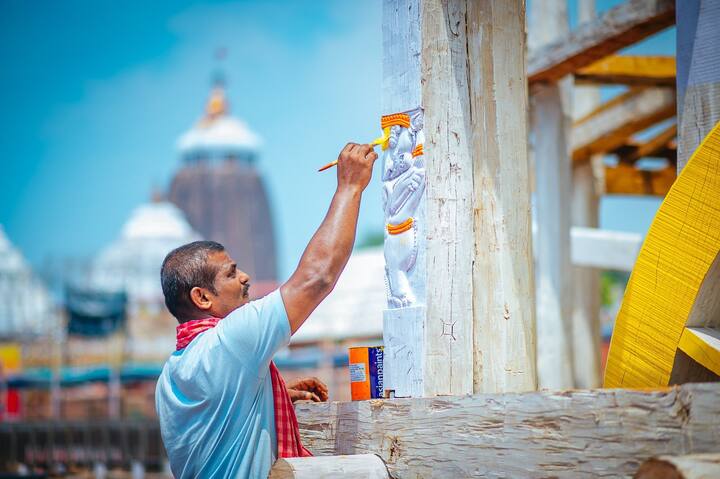 রথ তৈরি দেখার জন্য ভিড় করছেন সাধারণ মানুষ। অসম্পূর্ণ রথের গায়ে মাথা ঠেকিয়ে প্রণাম করছেন।