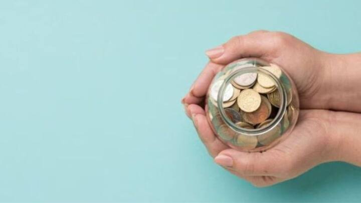 কোনও ব্যক্তি যদি ৫ লাখের ঋণ নেন ৫ বছরের জন্য তাহলে তাঁকে সেই ঋণে সুদ বাবদ সর্বনিম্ন ১০,৯৩৪ টাকা থেকে সর্বোচ্চ ১২ হাজার টাকা দিতে হবে।