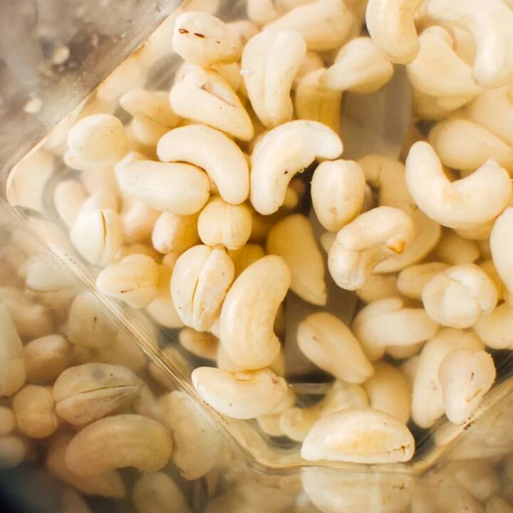 Cashews contain iron, phosphorus, magnesium and zinc. It increases the body's immunity and also improves metabolism.