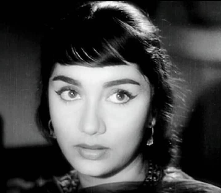 जब साधना 15 साल की थीं, तब मेकर्स ने उन्हें कॉलेज के एक नाटक में देखा और फिर उनसे संपर्क किया।  उन्होंने उन्हें भारत की पहली सिंधी फिल्म अबाना (1958) में कास्ट किया, और कथित तौर पर उन्हें फिल्म के लिए 1 रुपए की पेमेंट की थी।