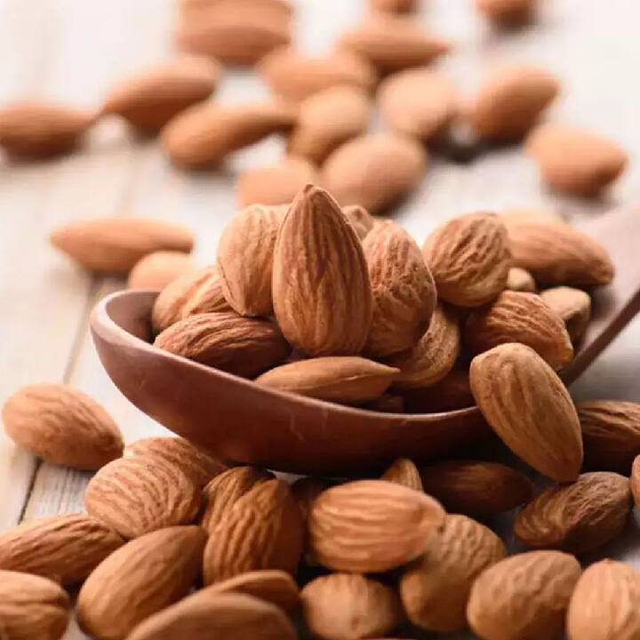 Almonds are considered a superfood. It is rich in protein, fiber, vitamin E and magnesium. Eating almonds in summer improves skin and also keeps the heart healthy.