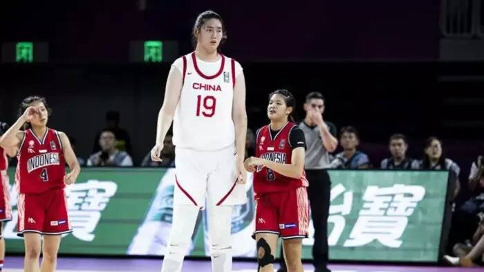 Chinas women basketball star Zhang Ziyu causes sensation with over 7-foot height Women Basketball Star: ਵਾਇਰਲ ਹੋਈ ਚੀਨ ਦੀ 17 ਸਾਲਾ ਬਾਸਕਟਬਾਲ ਖਿਡਾਰਨ, ਕੁੜੀ ਦਾ ਕੱਦ ਦੇਖ ਲੋਕ ਕਹਿੰਦੇ ਇਹ ਸਰਾਸਰ ਧੋਖਾ 