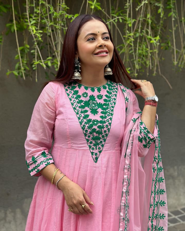 ताज्या फोटोंमध्ये देवोलिना बीचवर पोज देताना दिसत आहे. यावेळी तिने ऑफ व्हाइट बॉडीफिट गाऊन परिधान केला आहे.