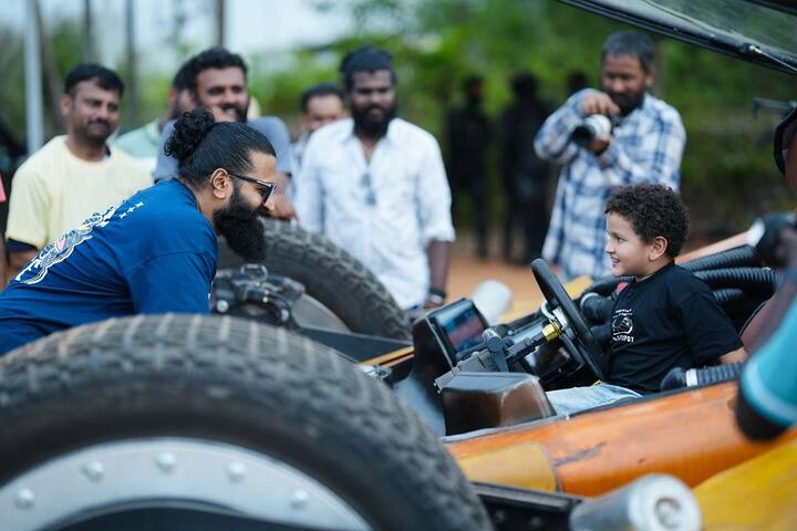‘బుజ్జి’ కారును ‘కల్కి’ టీమ్ అద్భుతంగా రూపొందించిందంటూ రిషబ్ ప్రశంసలలో ముంచెత్తారు. Photo Credit: Pragathi Shetty/Instagram