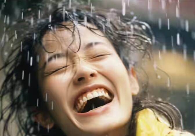 ਗਿੱਲੇ ਕੱਪੜੇ ਸਾਡੀ ਸਕਿਨ 'ਤੇ ਚਿਪਕ ਜਾਂਦੇ ਹਨ। ਇਸ ਨਾਲ ਸਕਿਨ ਨੂੰ ਸਾਹ ਲੈਣ ਵਿੱਚ ਮੁਸ਼ਕਲ ਹੁੰਦੀ ਹੈ। ਇਸ ਕਰਕੇ ਖੁਜਲੀ ਹੋ ਸਕਦੀ ਹੈ ਜਾਂ ਸਕਿਨ 'ਤੇ ਛੋਟੇ-ਛੋਟੇ ਦਾਣੇ ਨਿਕਲ ਸਕਦੇ ਹਨ। ਕਈ ਵਾਰ ਫੰਗਲ ਇਨਫੈਕਸ਼ਨ ਵੀ ਹੋ ਜਾਂਦੀ ਹੈ। ਇਸ ਲਈ ਗਿੱਲੇ ਕੱਪੜੇ ਜਲਦੀ ਬਦਲਣੇ ਚਾਹੀਦੇ ਹਨ।