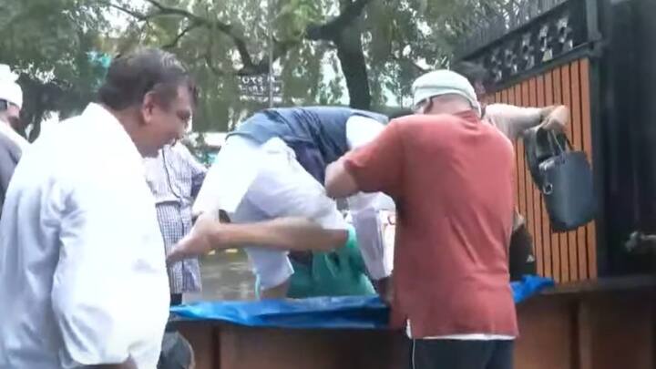 भारी बारिश के कारण समाजवादी पार्टी के नेता राम गोपाल यादव के आवास के बाहर का इलाका जलमग्न हो गया.