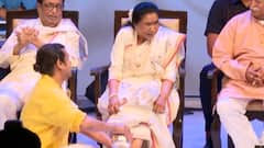 Sonu Nigam Wash Asha Bhosale Feet : सोनू निगम यांने गुलाबजलने धुतले आशाताईंचे पाय
