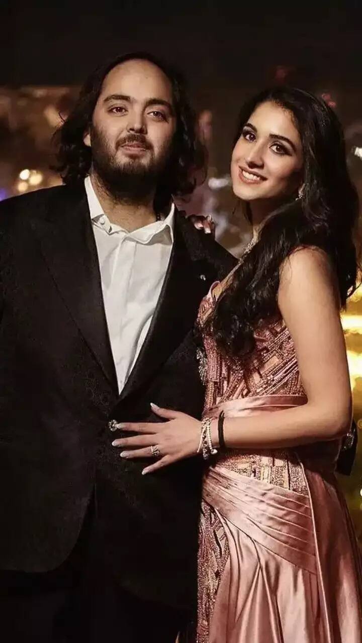 अनंत अंबानी और राधिका मर्चेंट की शादी 12 जुलाई को होने जा रही है. कपल मुंबई में ही सात फेरे लेकर सात जन्म के बंधन में बंधेगा.