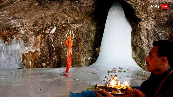 यहां गुफा में मौजूद बर्फ का छोटा सा शिवलिंग हर दिन थोड़ा थोड़ा बढ़ता है जिसकी ऊंचाई 2 गज से ज्यादा हो जाती है. चंद्रमा के साथ ये घटने भी लगता है.