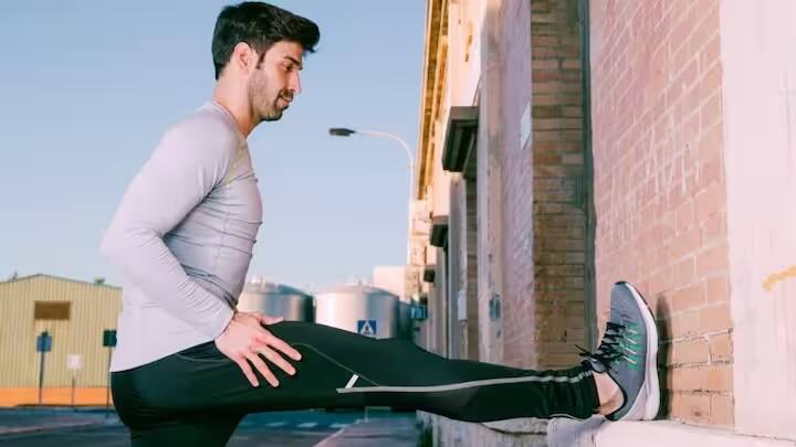 તમારી જાણકારી માટે, તમને જણાવી દઈએ કે ઉંધા દોડવું વધુ સ્વાસ્થ્યપ્રદ છે. બેકવર્ડ રનિંગ એ એક ખાસ પ્રકારની સ્નાયુઓની હિલચાલ છે. જેની મગજ પર ખૂબ સારી અસર પડે છે.