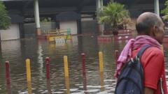 दिल्ली में भारी बारिश के बीच कई स्थानों पर बिजली बाधित, घंटों करना पड़ा इंतजार