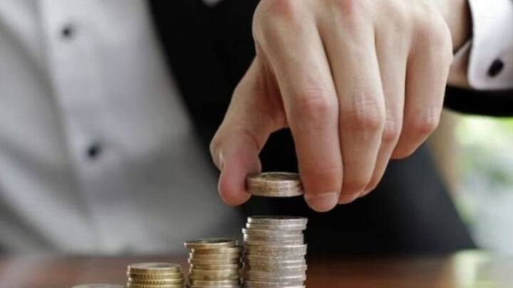 পার্সোনাল লোনে অন্যান্য সমস্ত লোনের থেকে তুলনায় সুদের হার অনেক বেশি থাকে। ক্রেডিট কার্ডের ক্ষেত্রেও একই নিয়ম অনেকক্ষেত্রে প্রযোজ্য হয়।  ছবি- ফ্রিপিক