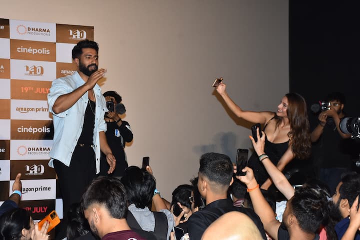 'బ్యాడ్ న్యూజ్' ట్రైలర్ విడుదల కార్యక్రమంలో 'యానిమల్' ఫేమ్ తృప్తి దిమ్రితో సెల్ఫీల కోసం, ఆమె ఆటోగ్రాఫ్స్ కోసం జనాల కోసం ఎగబడ్డారు. ఆ ఫోటోలు ఇవి!