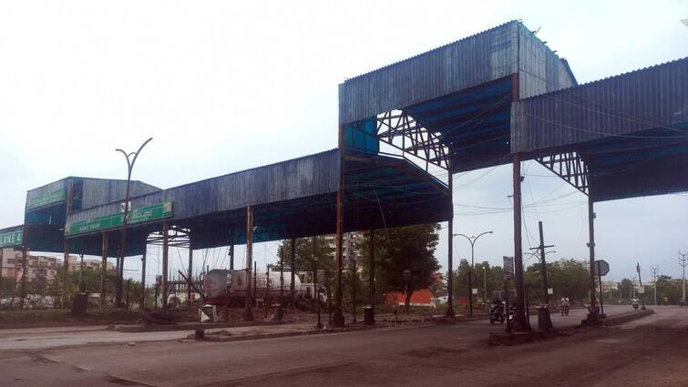 Motorists relieved as authorities remove Aganampudi toll gate Telugu News Today Aganampudi Toll Plaza : అగనంపూడి టోల్ గేట్ తొలగించిన స్థానికులు.. అధికారులు ఏం చేసేనో..!