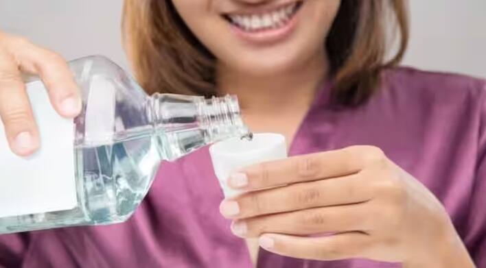 New study flags oral cancer risk from mouthwash Health: શું તમે પણ કરો છો વારંવાર માઉથવૉશનો ઉપયોગ, તો થઇ જાવ સાવધાન, રિસર્ચમાં થયો મોટો ખુલાસો