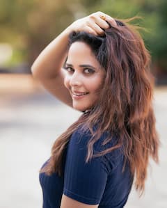 Anasuya Bharadwaj : అనసూయ వయసును తగ్గిస్తోంది గ్లామర్ డోస్ పెంచేస్తోంది.. కవ్వించు చూపులతో హృదయాలను కొల్లగొట్టేస్తోంది