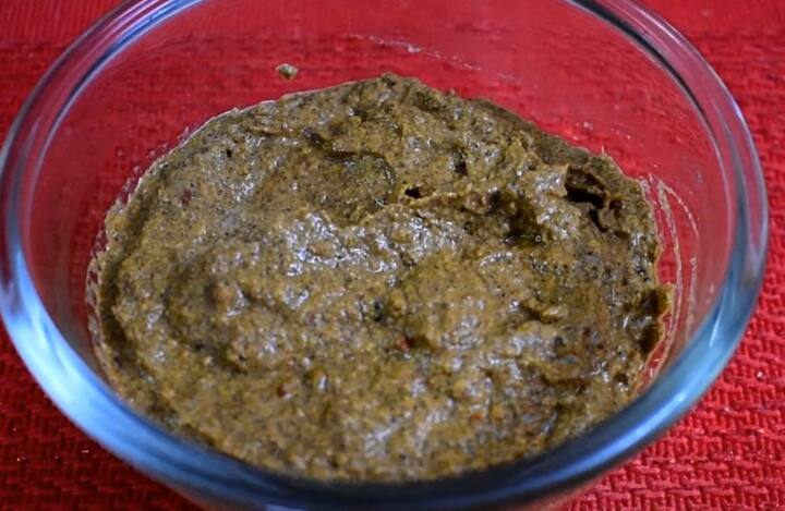 ஆறவைத்த மசாலாவை மிக்ஸியில் சேர்த்து முதலில் தண்ணீர் இல்லாமல் அரைக்கவும். அதன்பிறகு தண்ணீர் சிறிதளவு சேர்த்து கொரகொரப்பாக அரைக்கவும்.