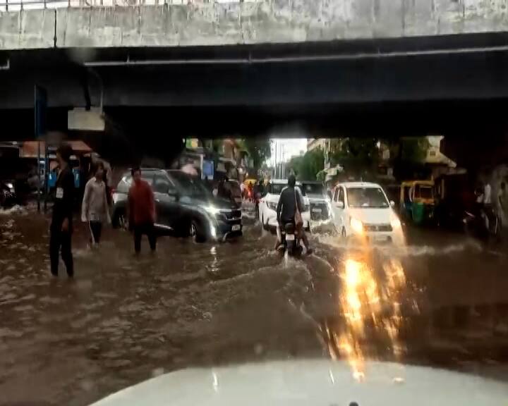 હવામાન વિભાગ દ્વારા શહેરમાં વરસાદનું એલર્ટ આપવામાં આવ્યું છે. પિક અવર્સ સમયે વરસાદ વરસતા લોકો અટવાયા હતા. ઓફિસ છૂટવાના સમયે વરસાદ ખાબકતા ટ્રાફિક જામ પણ થયો હતો.