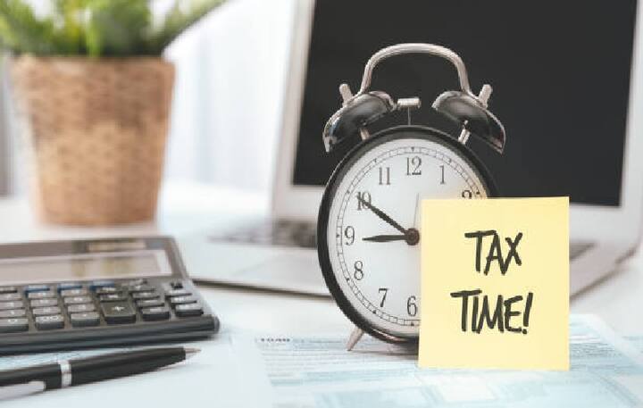 वित्त वर्ष 2023-24 और असेसमेंट ईयर 2024-25 का आईटीआर फाइल करने की डेडलाइन 31 जुलाई 2024 को खत्म हो रही है. इसके बाद आपको पेनाल्टी देकर आईटीआर फाइल करना पड़ेगा.