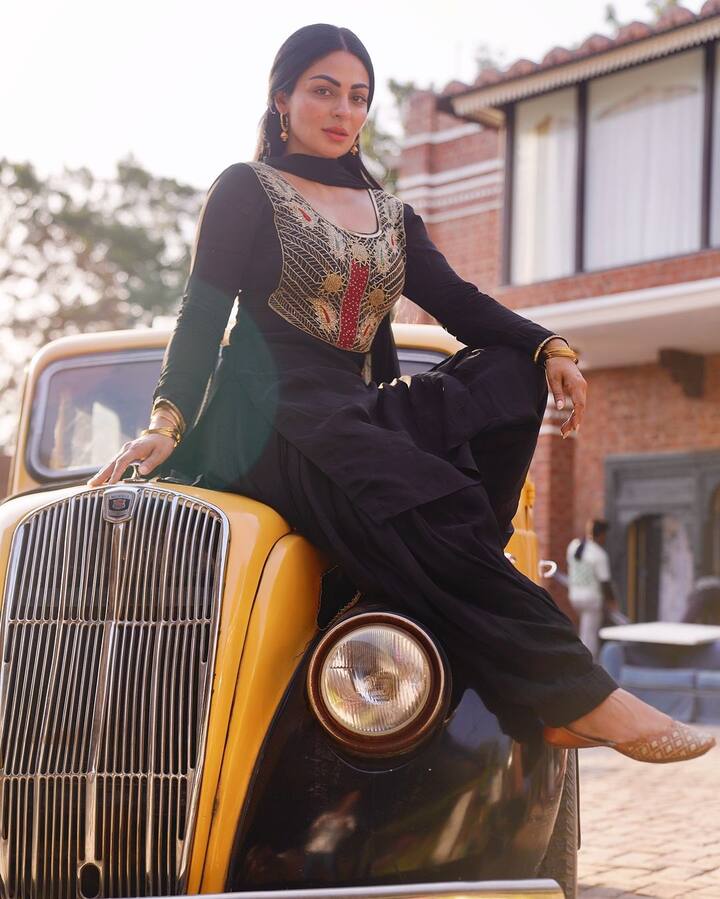 बहुत कम लोग जानते हैं कि नीरू बाजवा का जन्म कनाडा में हुआ है और उन्होंने अपनी पढ़ाई भी विदेश में ही पूरी की है.