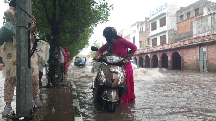 जोधपुर में गुरुवार के बाद दूसरे दिन शुक्रवार को भी इंद्रदेव मेहरबान रहे दोपहर बाद जमकर बारिश हुई थी. जिसके चलते सदके दरिया बन गई कई जगह तो डिवाइडर के ऊपर तक पानी देखने को मिला पैदल चलने वाले लोगो के घुटनों तक पानी सड़को पर भरा नजर आया.