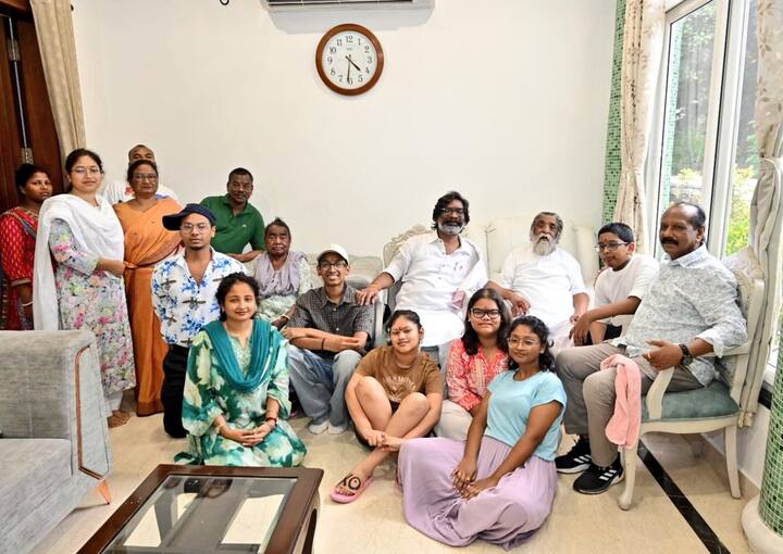 The 48-year-old politician was released from Birsa Munda Jail around 4 pm after completion of legal formalities. In this photo, he is seen at his home with his family members. (Image Source: X/@HemantSorenJMM)