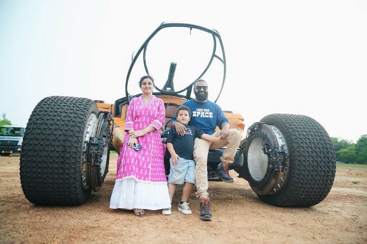 ప్రస్తుతం బుజ్జితో రిషబ్ శెట్టి ఫ్యామిలీ తీసుకున్న ఫోటోలు సోషల్ మీడియాలో బాగా వైరల్ అవుతున్నాయి.Photo Credit: Pragathi Shetty/Instagram
