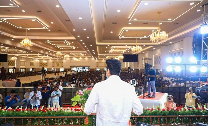 தவெக சார்பில் 2வது ஆண்டாக நடைபெற்ற கல்வி விருது வழங்கும் விழாவில் மாணவர்கள் மற்றும் பெற்றோர்கள் திருவான்மியூரில் உள்ள ராமச்சந்திரா கன்வென்ஷன் சென்டரில் வந்தடைந்தனர்