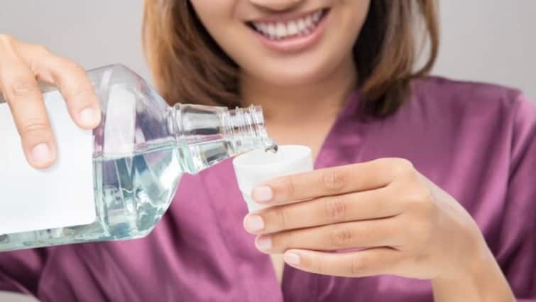 New study says oral cancer risk from mouthwash know its side effect Health: क्या आप भी करते हैं बार-बार माउथवॉश का इस्तेमाल, तो हो जाएं सावधान! रिसर्च में हुआ चौंकाने वाला खुलासा