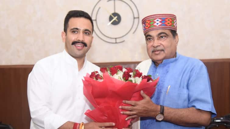 Himachal Minister Vikramaditya Singh met Nitin Gadkari in Delhi Fund approved Khamadi Tikkar road ANN विक्रमादित्य सिंह ने दिल्ली में की नितिन गडकरी से मुलाकात, सड़क के लिए 50 करोड़ मंजूर